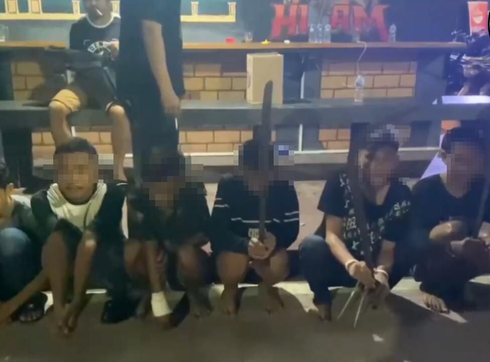 Anggota geng motor yang membawa senjata tajam jenis samurai ditangkap polisi usai melakukan pembegalan

 