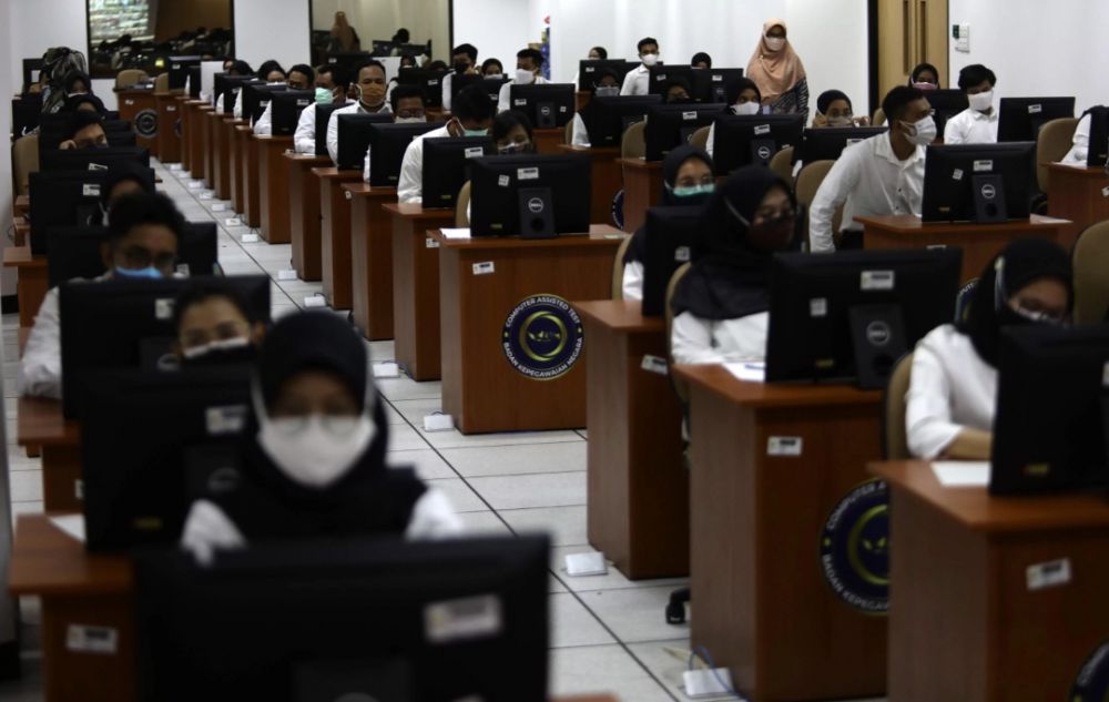 Peserta mengikuti proses Tes Standar Kompetensi Dasar CPNS di BKN, Jakarta, Kamis (2/9). Sebanyak 800 peserta mengikuti tes yang dibagi dua sesi dan menerapkan protokol kesehatan yang ketat.