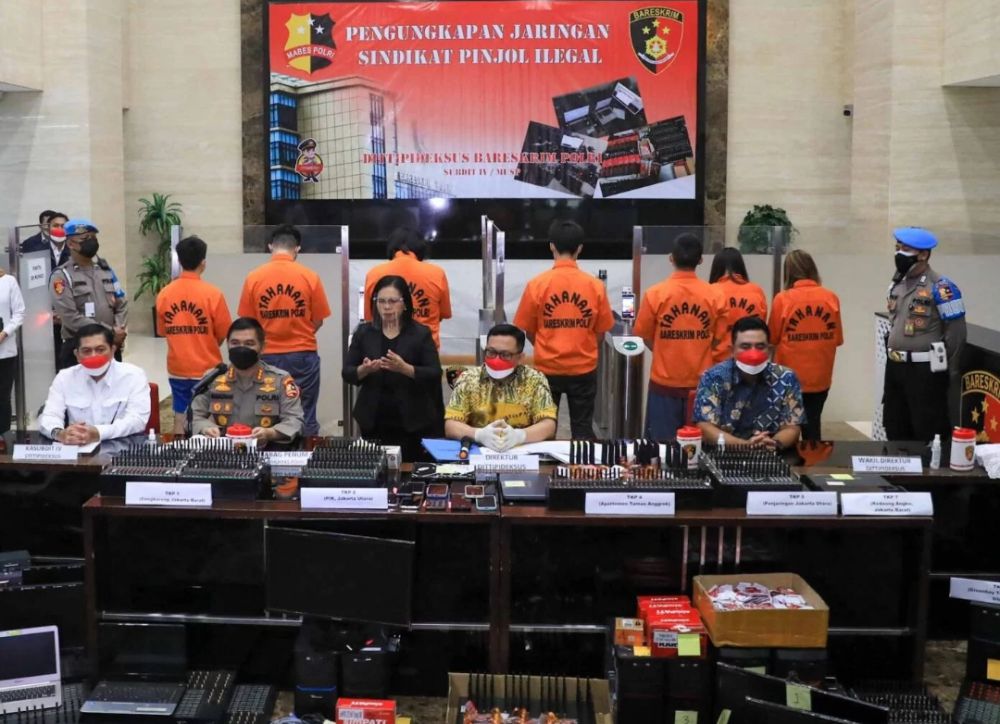Kabagpenum Kombes Ahmad ramadhan bersama Direktur Direktorat Tindak Pidana Ekonomi Khusus (Dir Dittipideksus) Brigjen Pol Helmy Santika memberikan keterangan pers terkait pengungkapan jaringan sindikat pinjaman online ilegal di Bareskrim Polri, Jakarta, Jumat (15/10). Dalam pengungkapan tersebut polisi berhasil mengamankan barang bukti monitor, modem pool serta menangkap sejumlah tersangka pada delapan lokasi di wilayah Jakarta. 