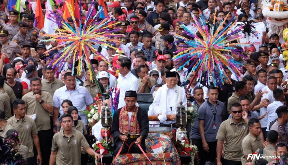 Capres No urut 01 Jokowi - Amin saat hadir memgunakan kreta delman menyambut masyarakat kota Tangerang, Kawasan Pondopo Kota Tangerang, (7/4/2019). Dalam Pidato Jokowi meminta masyarakat kota tangerang tidak gampang terhasut oleh berita hoaks. 