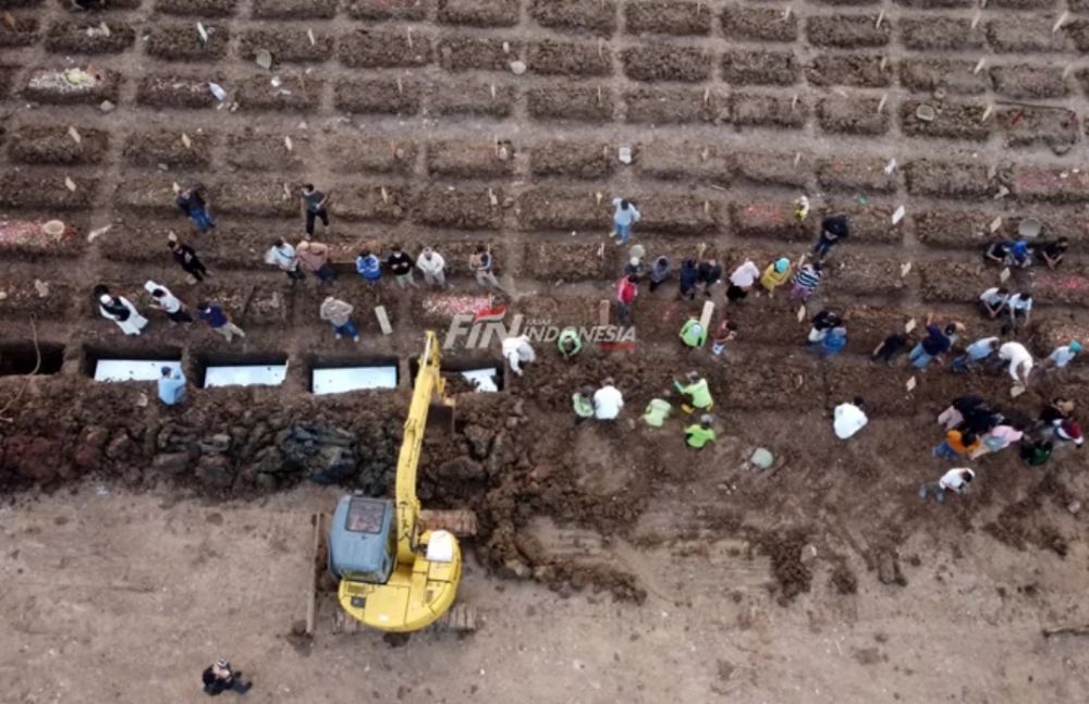 Suasana kompleks pemakaman COVID-19 di TPU Rorotan, Cilincing, Jakarta,Senin (19/07). 