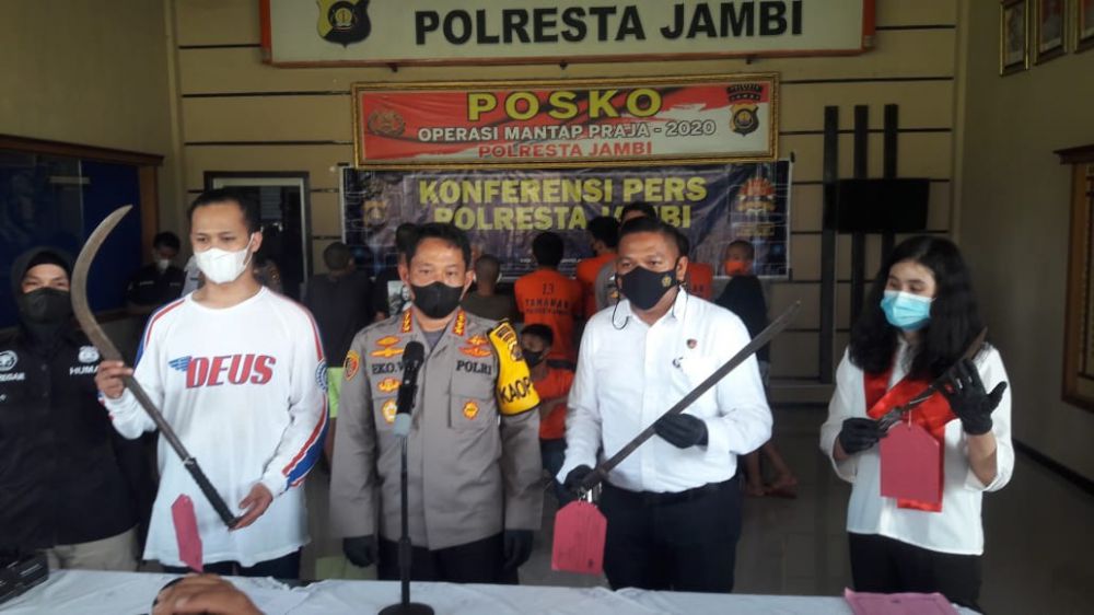 Kapolresta menunjukkan 10 anggota geng motor yang terlibat pembacokan di dua lokasi dalam Kota Jambi, dan berhasil ditangkap oleh Satreskrim Polresta Jambi