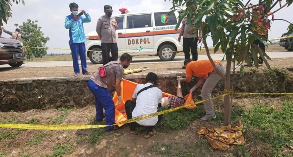 Tim Inafis Polres Indramayu melakukan evakuasi jenazah wanita di Hutan Cikawung.
