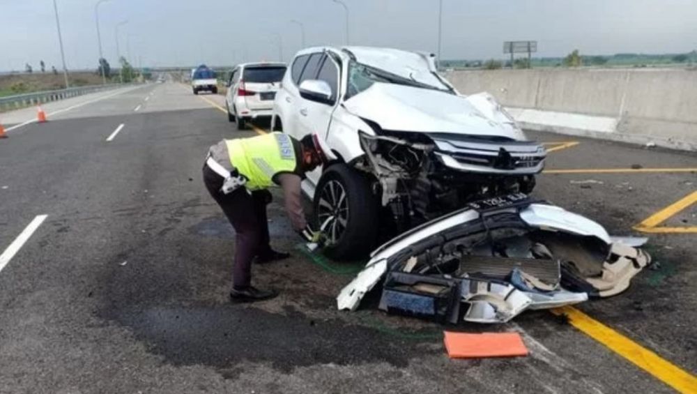 Mobil yang ditumpangi Vanessa Angel dan Suami alami kecelakaan. 