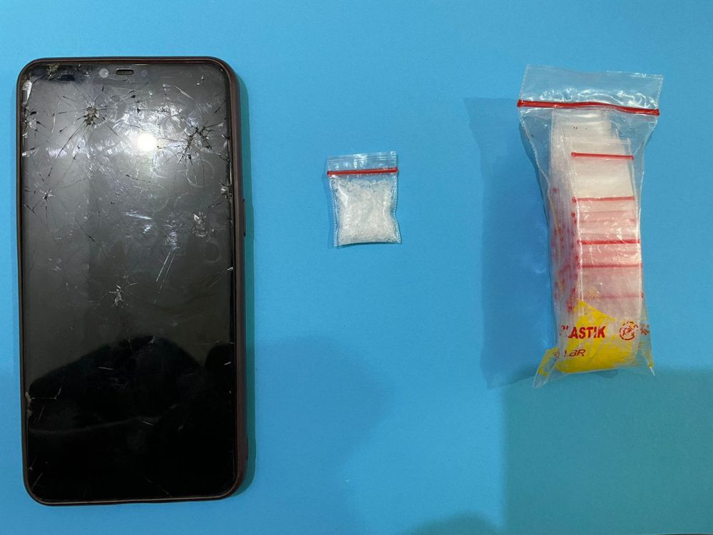 Barang bukti berupa narkoba jenis sabu siap edar yang berhasil diamankan dari seorang pengedar berinisial MS, seorang warga Legok
