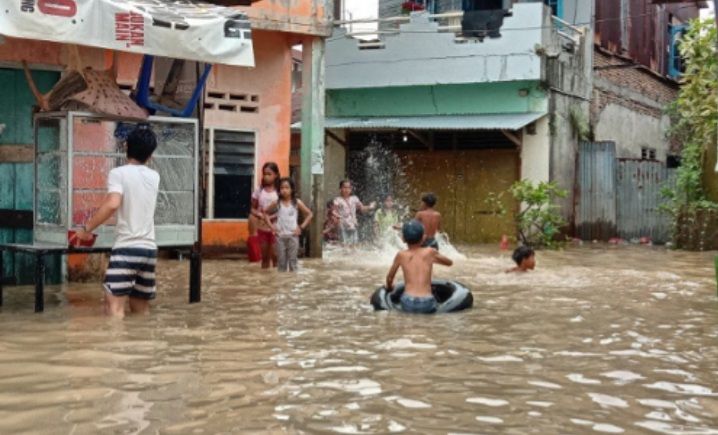 Ratusan rumah warga di dua kecamatan di Kota Medan terendam banjir. 