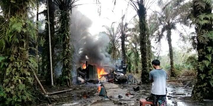 Satu gudang minyak ilegal yang berada di Mersam terbakar, api diduga berasal dari seorang pekerja yang sedang merokok.