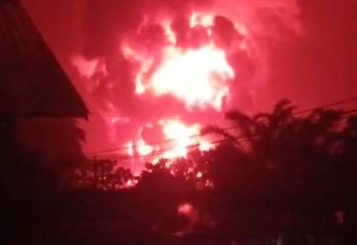 Kilang minyak terbakar.