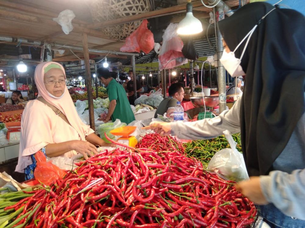 Pedagang cabai merah di Pasar Angso Duo saat melayani pembeli, kemarin (14/11).