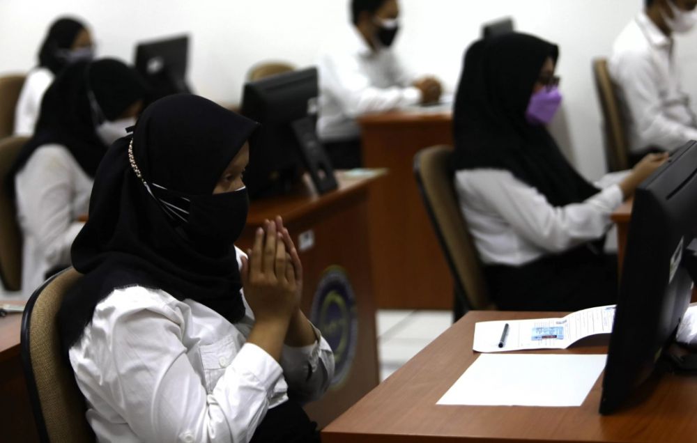 Peserta mengikuti proses Tes Standar Kompetensi Dasar CPNS di BKN, Jakarta, Kamis (2/9). Sebanyak 800 peserta mengikuti tes yang dibagi dua sesi dan menerapkan protokol kesehatan yang ketat. 