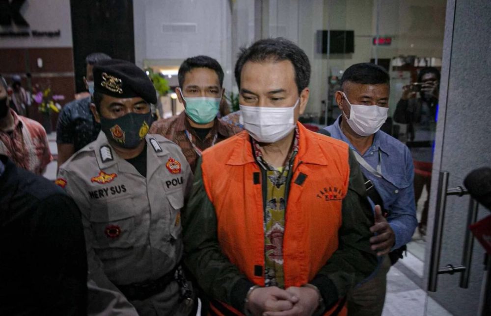 Wakil Ketua DPR RI Azis Syamsuddin mengenakan rompi orange usai di periksa di Gedung KPK, Jakarta, Sabtu (25/9). 