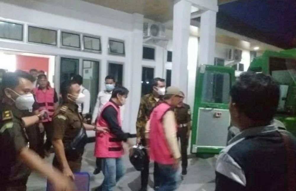 Oknum Camat dan Kades saat digiring masuk ke mobil tahanan sebelum dibawa ke Lapas Muaradua.