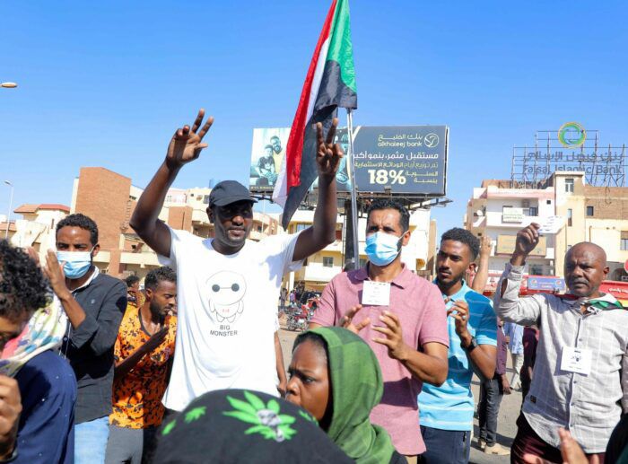 Ribuan warga Sudan turun ke jalan memprotes kudeta militer.