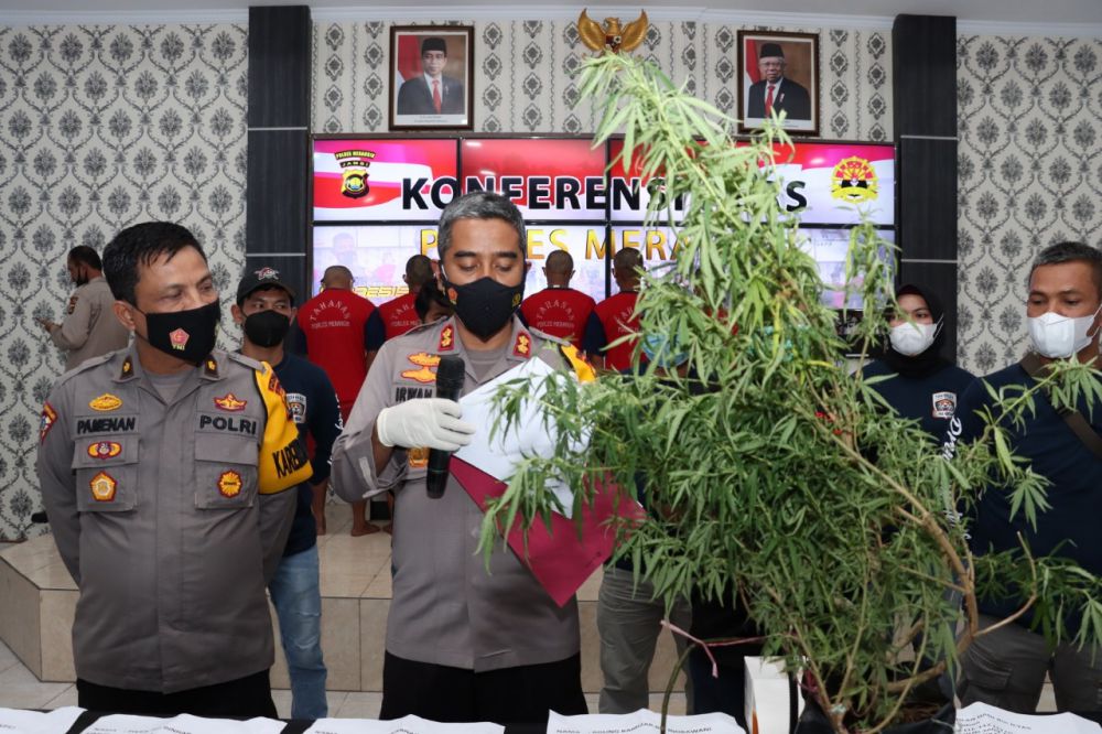 PERS RILIS: Polres Merangin melakukan pers rilis terkait penangkapan oknum anggota Satpol PP Merangin dan warga Lembah Masurai di Mapolres Merangin pada Kamis (18/11). 