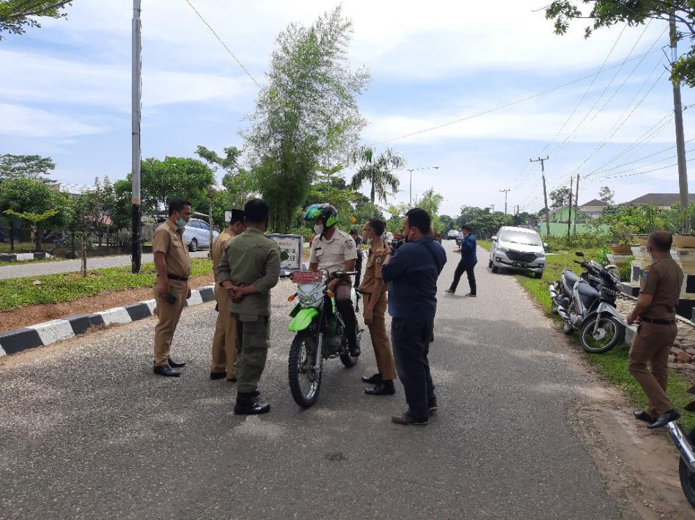 Tim gabungan dari Satpol PP dan BKPSDM sedang menggelar razia ASN dan hònorer.