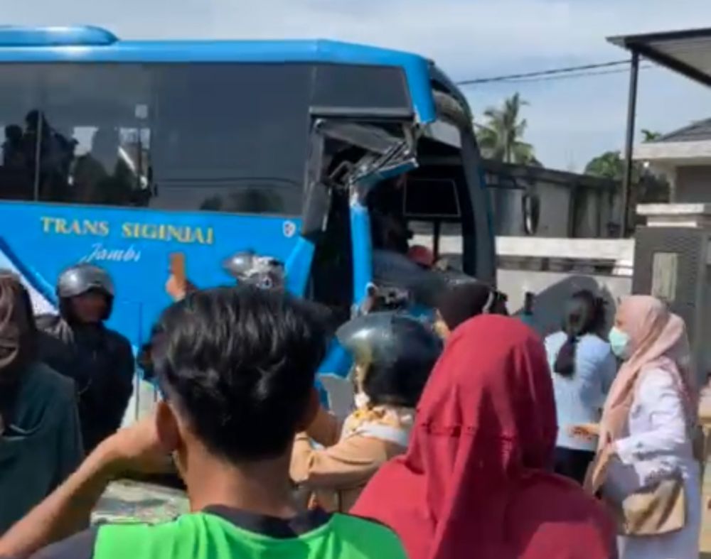 Mobil LP Perempuan Bertabrakan Dengan Bus Siginjai.