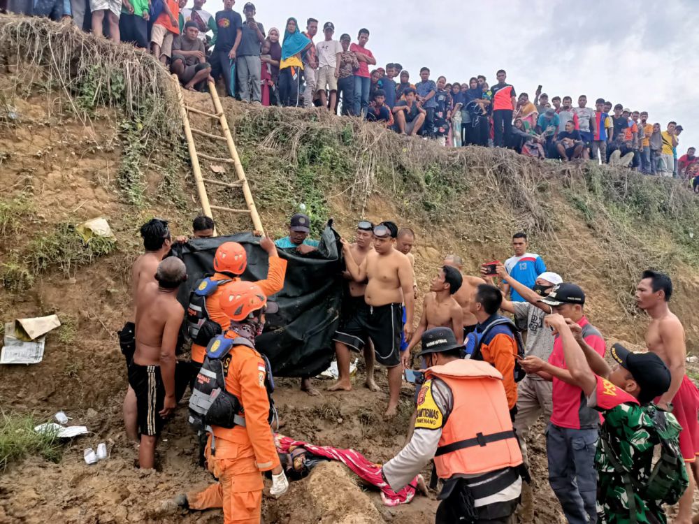 Tim saat mengevakuasi jasad Zari, bocah 7 tahun yang hanyut di Sungai Batang Hari.