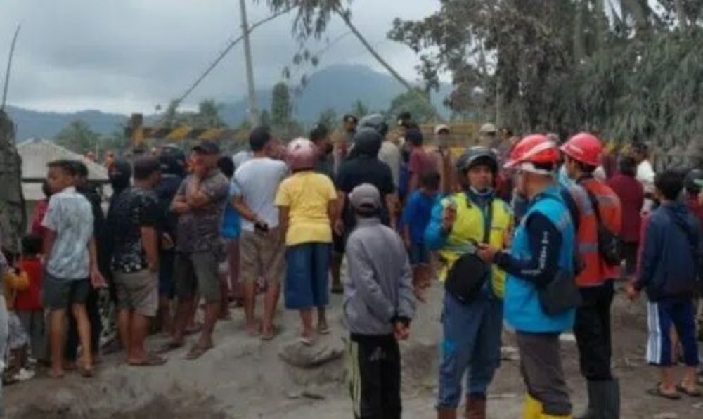 Warga berdatangan ke lokasi bencana letusan Gunung Semeru di Kecamatan Candipuro, Lumajang, Minggu (5/12/2021).