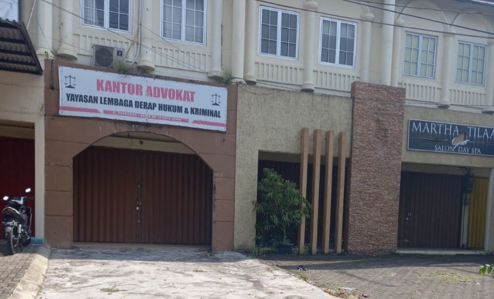 Ruko permanen berdiri kokoh diatas drainase di kawasan Jalan Sukarno Hatta Kota Jambi.

