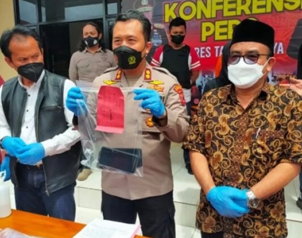 Kapolres Tasikmalaya AKBP Rimsyahtono memperlihatkan barang bukti kasus pencabulan guru pondok pesantren terhadap tiga santri, Kamis (16/12/2021). 