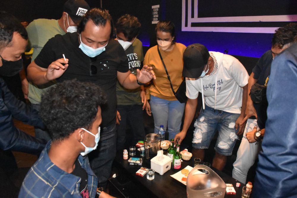Tim gabungan saat merazia tempat hiburan malam, dan menemukan dua orang pengunjung Diskotik Grand Club positif methampetamine.