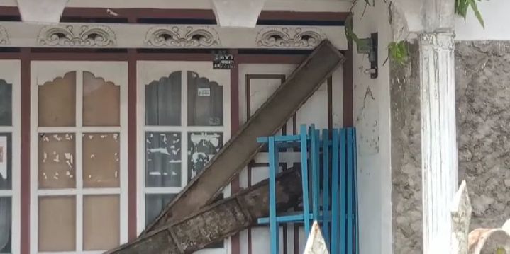 Warga 5 Desa Tanjung Pauh Mudik, Kecamatan Danau Kerinci Barat, Kerinci, menyegel Kantor Cabang PDAM Tirta Sakti Kerinci yang berada di Desa Pancuran Tiga.