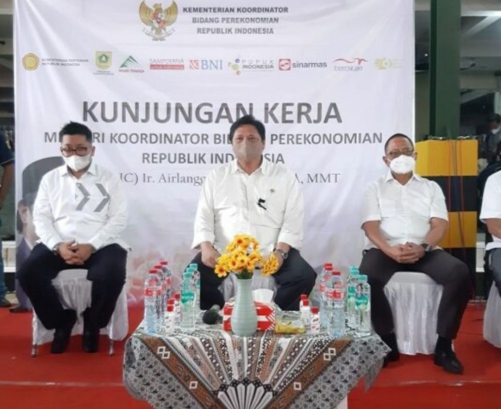 Menko Airlangga Hartarto melakukan sidak operasi pasar di pasar tradisional CIleungsi, Kabupaten Bogor, Rabu (29/12/2021). 