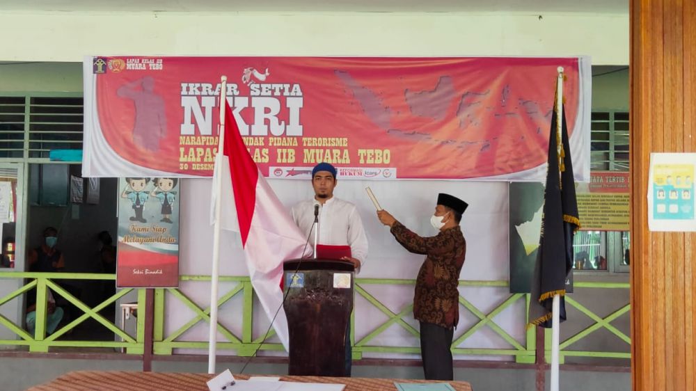 Napi teroris saat mengucapkan janji setia pada NKRI di Lapas Kelas IIB Tebo, dan akan bebas pada 28 Juni 2022 mendatang.