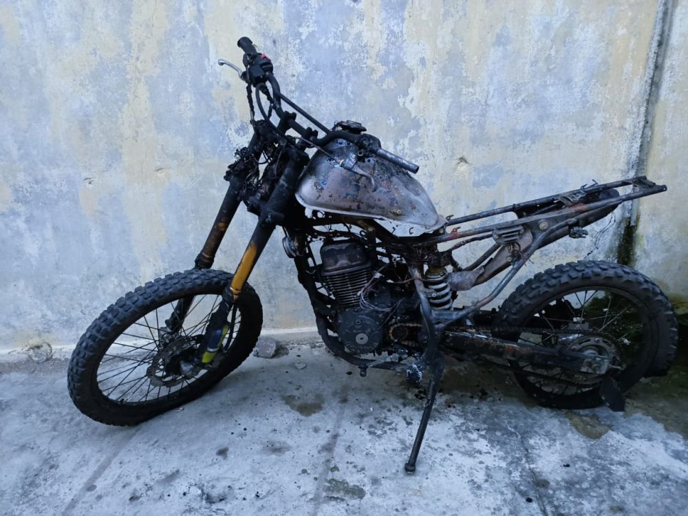 DITAHAN : Pelaku pengrusakan dengan cara membakar motor korbannya, berhasil ditangkap unit Reskrim Polsek Jambi. Kini mereka mendekam dalam sel tahanan.