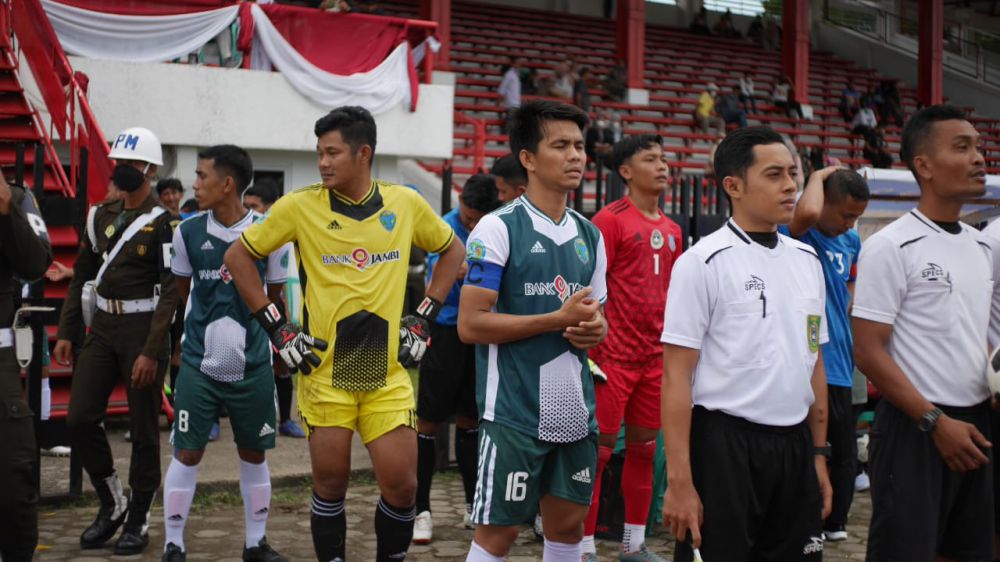 Tim kesebelasan Tanjabar dan Batanghari saat memasuki lapangan pertandingan.
