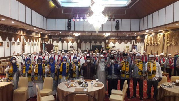 Pelepasan jemaah umroh dari Biro Ameera Mekkah Jambi di rumah dinas Gubernur Jambi (9/1)