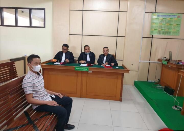 SIDANG : Eksepsi yang diajukan oleh KPU Tanjab Timur ditolak oleh Majelis Hakim dalam persidangan yang berlangsung di Pengadilan Negeri Jambi, Senin (10/1) kemarin