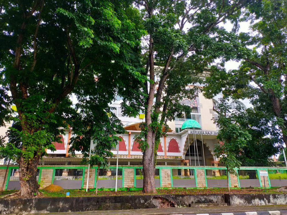 Kondisi bangunan Asrama Haji Jambi terlihat dari depan. Bangunan gedung ini belum selesai karena ada masalah hukum. Kini, Kemenag Jambi akan melobi pusat untuk kelanjutan pembangunan.