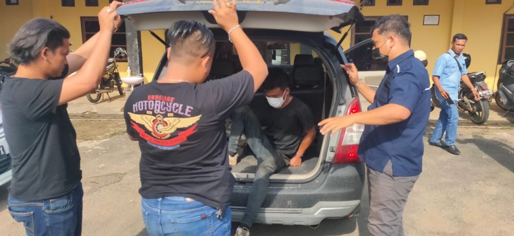 Salah satu pelaku curanmor saat diamankan dan dibawa ke Mapolres Tanjabtim untuk pemeriksaan lebih lanjut