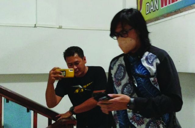 DIPERIKSA : Salah sorang pejabat PT. Antam Jambi terlihat keluar dari Polda Jambi usai menjali pemeriksaan terkait kasus PETI beberapa waktu lalu yang diduga melibatkan PT Antam