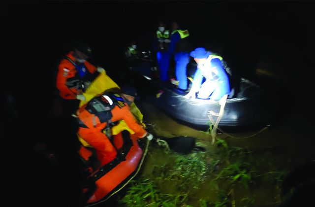 DITEMUKAN : Usai dilakukan pencarian sejauh 4 Km, jasad Ratimun akhirnya ditemukan oleh tim Basarnas Jambi dalam kondisi tidak bernyawa