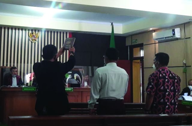 SIDANG : Sekcam di Tanjab Timur yang dihadirkan dalam persidangan untuk dimintai keterangan oleh Jaksa

