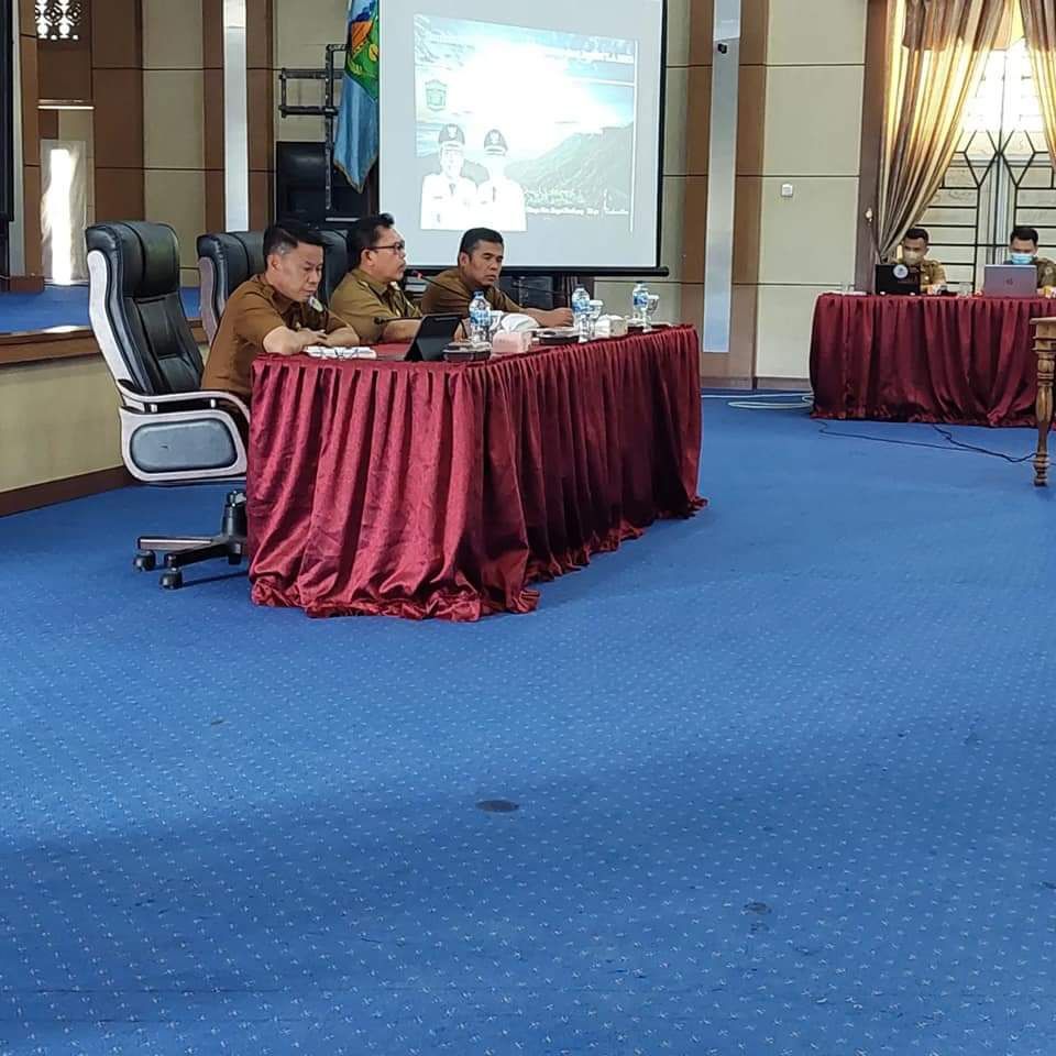 Wali Kota Sungai Penuh, Ahmadi Zubir, rapat bersama jajaran SKPD bertempat di Aula Kantor Walikota.