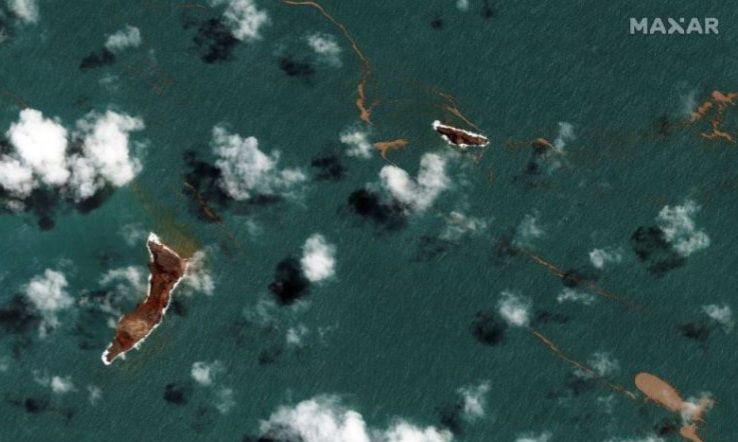 itra satelit menunjukkan gunung berapi Hunga Tonga-Hunga Ha'apai di Tonga setelah meletus pada 15 Januari. Gambar diambil pada 18 Januari 2022. (Citra Satelit 2022 Maxar Technologies)