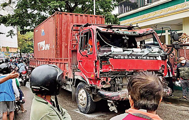Truk yang menabrak puluhan kendaraan di simpang Muara Rapak, Balikpapan, kemarin (21/1).