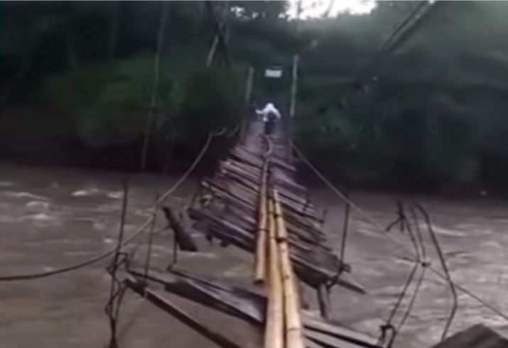Jembatan Rusak di Cianjur, Jawa Barat Viral di Media Sosial-@memomedsos-Instagram