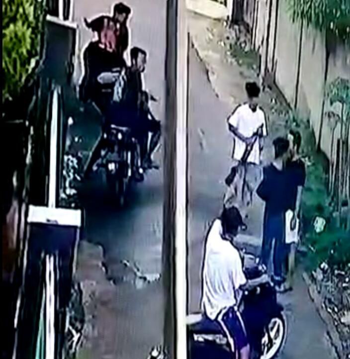 RIBUT : Terekam CCTV pelajar SMP membawa senapan angin, mereka hampir ribut hanya karena masalah asmara