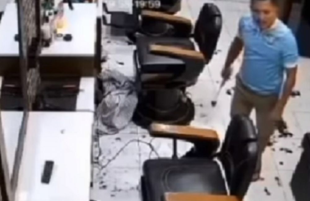 Pria Mengamuk ke Tukang Cukur di Jonggol, Jawa Barat.