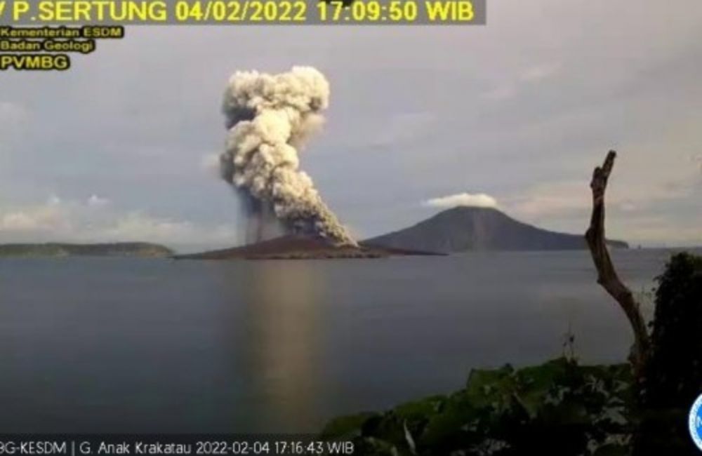 Gunungapi Anak Krakatau erupsi hingga 9 kali pada hari ini, Jumat (4/2.2022) dengan tinggi kolom abu berkisar 800-1.000