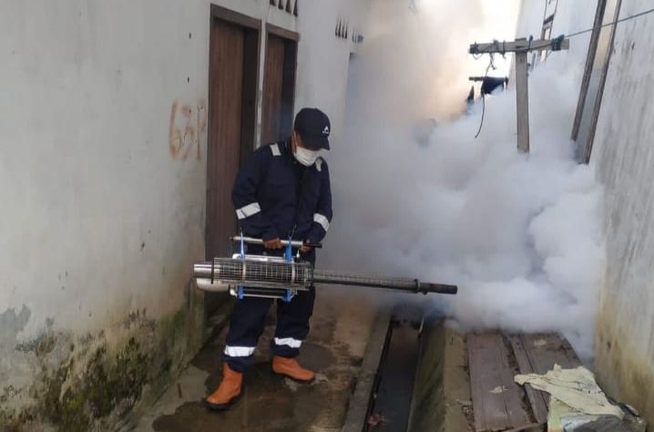 Petugas melakukan fogging di Kota Jambi beberapa waktu lalu.