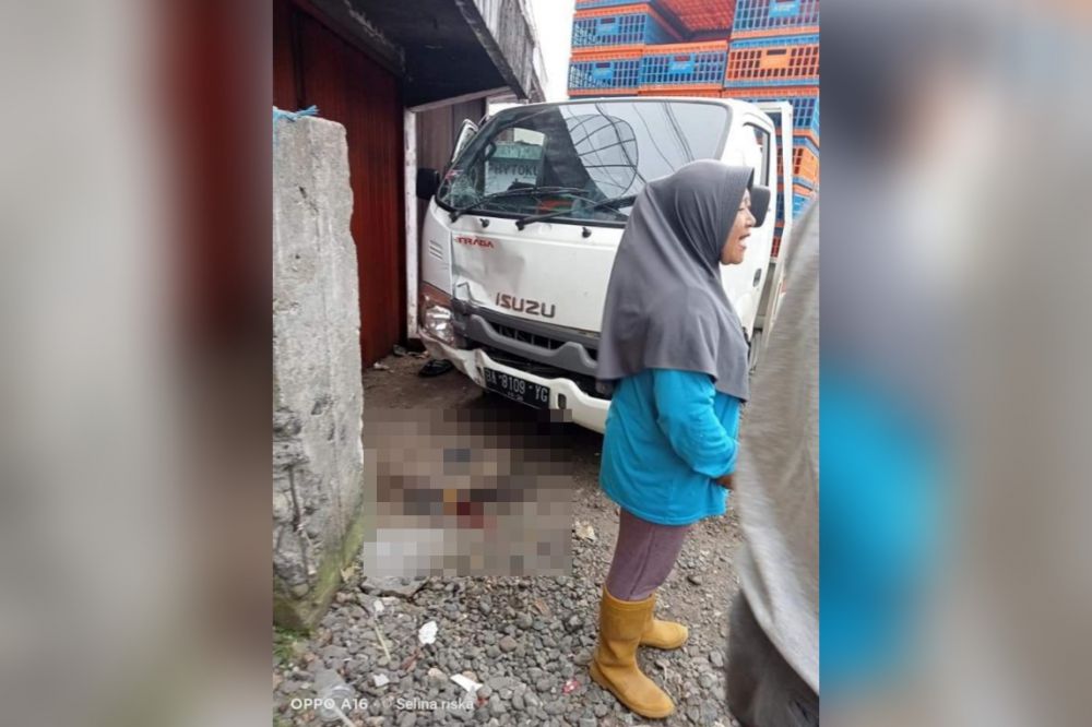 Mobil jenis pickup Isuzu Taraga yang terlibat kecelakaan, menabrak motor Honda Beat hingga penumpangnya tewas