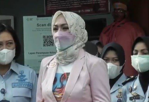 Mantan Anggota DPR Angelina Sondakh resmi dikeluarkan dari Lapas Perempuan Jakarta untuk menjalani cuti menjelang bebas per Kamis, 3 Maret 2022.-Ditjenpas Kemenkumham-