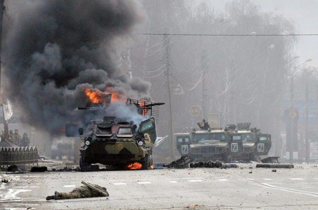 Kendaraan pengangkut personel militer Rusia terbakar saat terjadi pertempuran dengan pasukan Ukraina di Kharkiv (27/2). Pasukan Ukraina menguasai penuh Kharkiv.