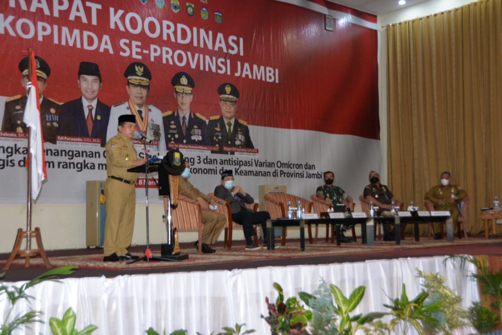 DISKOMINFO
Gubernur Jambi, Dr.H.Al Haris,S.Sos.,M.H., menyampaikan arahan pada Rapat Forkompimda se-Provinsi Jambi Tahun 2022