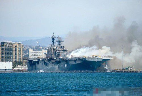 Kapal perang besar amfibi milik rusia yang terlihat oleh militer jepang sedang berlayar. 